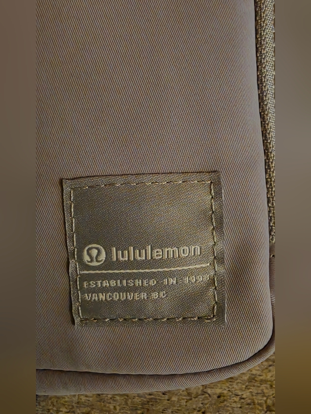 NWT Lululemon Grey Easy Access Crossbody Bag 1.5L Unisex - Picture 5 of 16